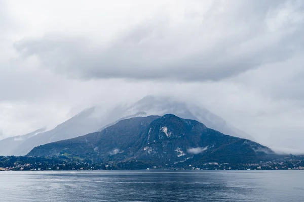 Staden Menaggio vid foten av bergen vid kusten av sjön Como. Italien — Stockfoto