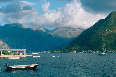 Perast rıhtımından Kotor Körfezi yakınlarındaki sıradağlara bakın. Karadağ