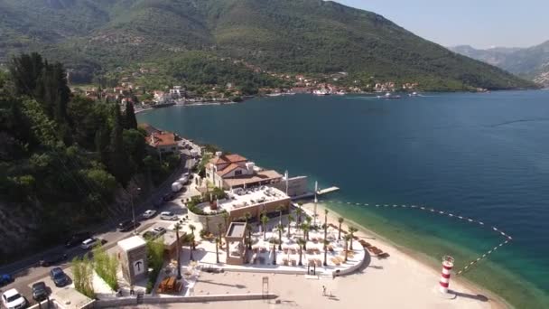 山に囲まれた海岸のアドリア海にある海辺のリゾート — ストック動画
