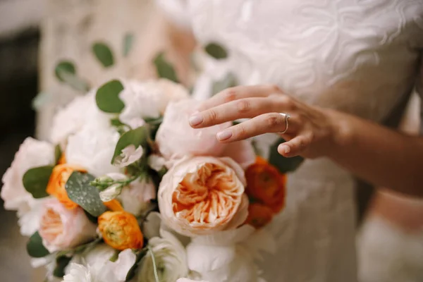 Pengantin wanita memegang karangan bunga berisi peoni berwarna-warni di tangannya. Close-up — Stok Foto