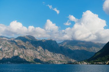 Kotor Körfezi yakınlarındaki dağların üzerindeki bulutların gölgeleri. Karadağ
