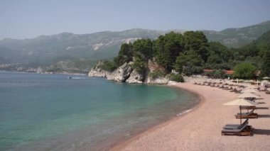 Karadağ 'ın Sveti Stefan adasında deniz kenarında güneşlenen Aman plajı