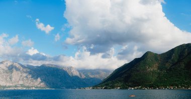 Kotor Körfezi yakınlarındaki dağın üzerinde beyaz bulut. Perast 'ten görüntü. Karadağ