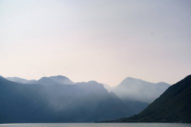Kotor Körfezi 'nde şafak vakti. Karadağ