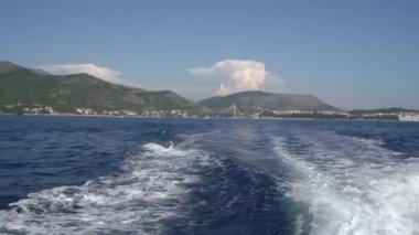 Deniz dalgaları motorlu bir teknenin geçişinden sonra ayrılır.