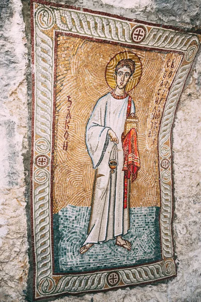 Mosaico representando um homem com um livro e um incensário em suas mãos. Mosteiro de Ostrog, Montenegro — Fotografia de Stock