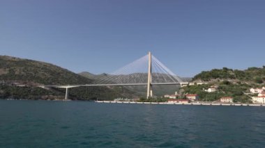 Franjo Tudjman köprüsü denizin üstündeki dağları birbirine bağlıyor. Hırvatistan