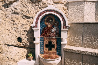 Tanrı 'nın Anası' nın Freski ve Ostrog Manastırı 'nın duvarında asılı olan Çocuk. Karadağ