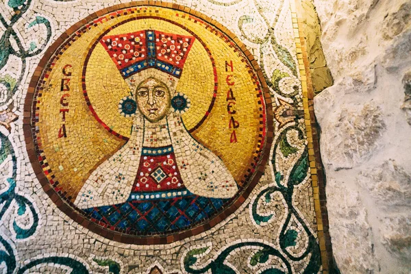 Mozaik portré egy magas fejdíszes nőről az Osztrog kolostorban. Montenegró — Stock Fotó