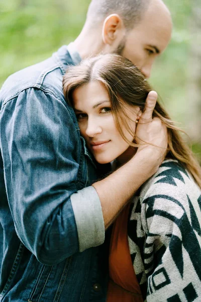 El hombre abraza a la mujer en el parque. Retrato —  Fotos de Stock