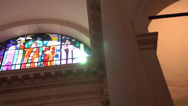 천장 아래 가톨릭 교회의 모자이크 창문 — 비디오
