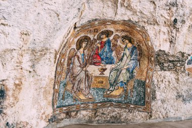 İkon, Ostrog manastırındaki Kutsal Üçleme 'yi tasvir ediyor. Karadağ