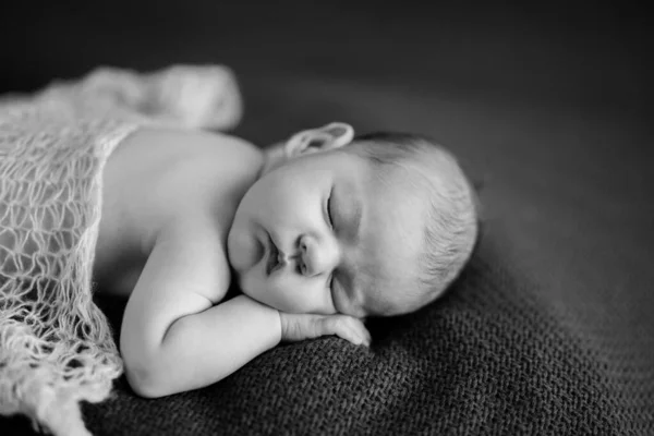 El bebé desnudo duerme sobre una manta. Retrato. Foto en blanco y negro —  Fotos de Stock