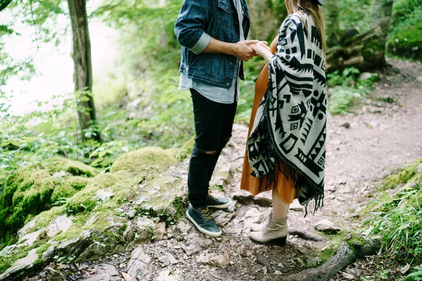 Man houdt hand in hand van een zwangere vrouw op een pad in het park — Stockfoto