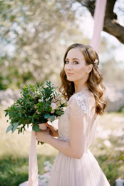 Noiva sorridente com um buquê de flores. Retrato — Fotografia de Stock