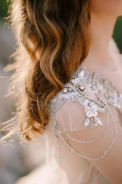 Bride shoulder in a sequin and beaded tulle dress. Close-up — Stock Photo, Image