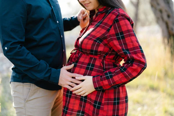 L'uomo tiene la mano sulla pancia di una donna incinta. Primo piano — Foto Stock