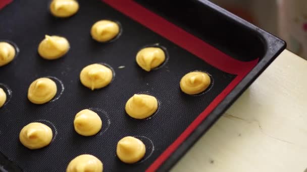 Choux au craquelin lie on silicone mat. Close-up — Stock Video