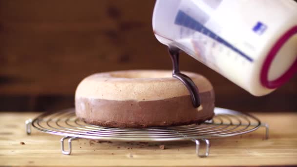 Bakverk kock häller mousse kaka på ett stativ med spegel glasyr — Stockvideo