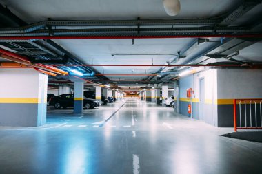 Büyük ısıtmalı yeraltı otoparkı.