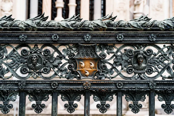 Valla de metal forjado cerca de la Catedral del Duomo. Milán, Italia — Foto de Stock