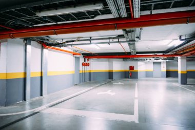 Büyük, ısıtmalı bir otoparkın koridoru.