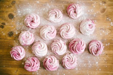 Masada pudra şekerli pembe şekerleme.