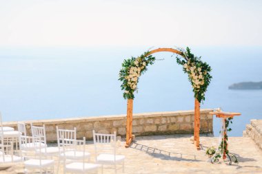 Kayıt masası, denizin üstündeki gözlem güvertesinde düğün kemerinin yanında.