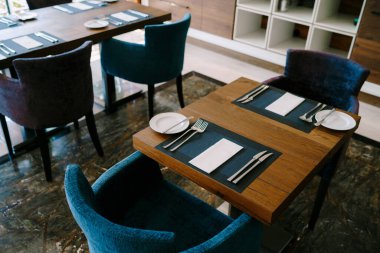 Kafede koltuklu masalara servis yapardı.