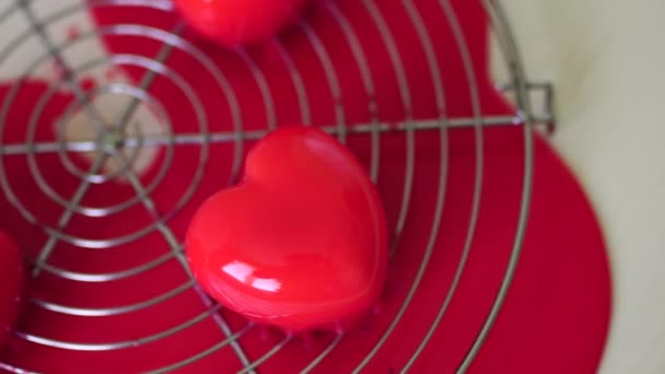 Torte glassate a forma di cuore si trovano su un supporto di metallo sul tavolo — Video Stock