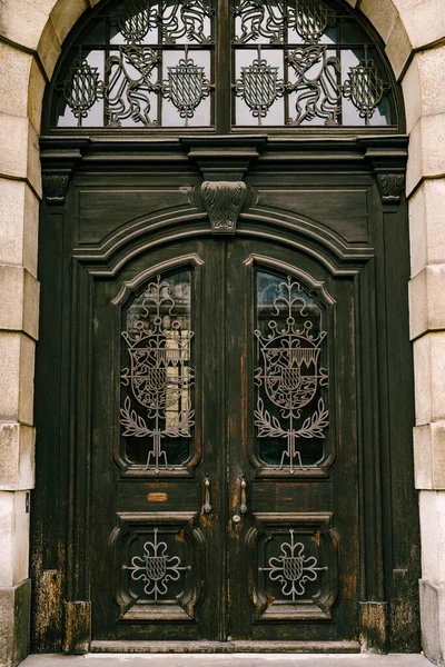 ガラスのインサートと金属鍛造と石造りの建物のアンティーク木製のドア — ストック写真
