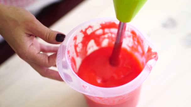 Pastry chef whips the red mirror glaze with a blender in a special container — 图库视频影像