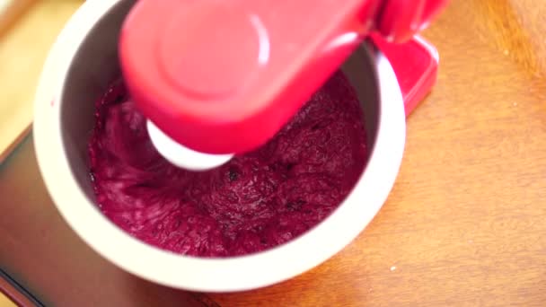 Planetary mixer mixes berry mousse to make marshmallows. Top view — Stockvideo
