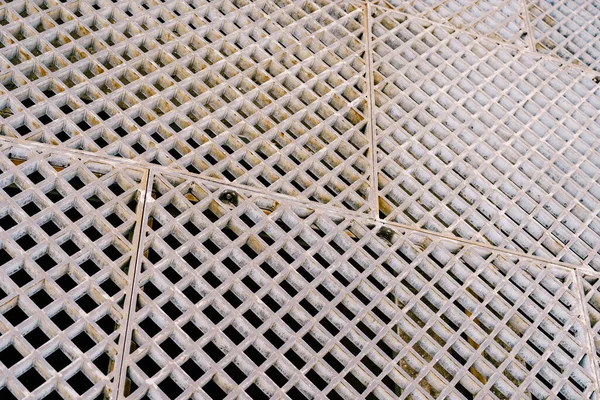 Kovové mříže s kosočtvercovým vzorem. Detailní záběr — Stock fotografie