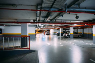 Isıtmalı, büyük bir otoparkta ışıklandırmalı arabalar.
