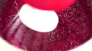 Karıştırıcı yavaşça böğürtlen kremasını karıştırır ve lokum yapar.