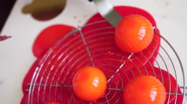 Şef pastalardaki fazla kremayı kaldırır.