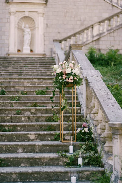 Bouquet Bunga Berdiri Atas Berdiri Logam Tinggi Tangga Batu Kuno — Stok Foto