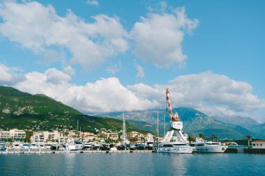 Porto 'nun pahalı tatil beldesinin kıyısında yatları olan bir Marina. Karadağ