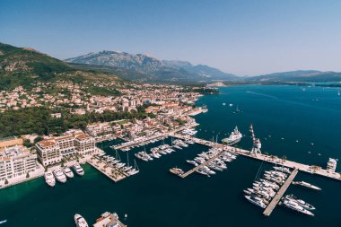 Porto Tatil Köyü 'nde pahalı yatları olan iskele.