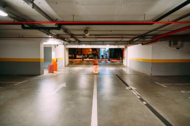 Büyük, ısıtmalı bir yeraltı otoparkından çıkan bariyerle.