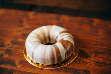 Masadaki altın tabakta mermer kremalı krema. Üst görünüm