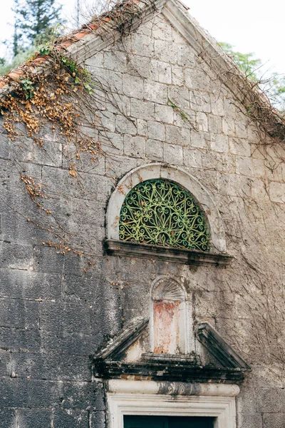 Parede de pedra velha de um edifício com uma janela arqueada. Perast, Montenegro — Fotografia de Stock