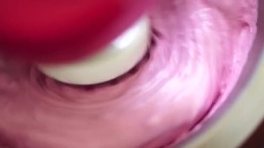 Şekerlemelerin hazırlanması için böğürtlen kütlesini kırbaçlıyorum.