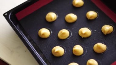 Crackelin bisküvileri fırın güvertesinde. Yakın plan.