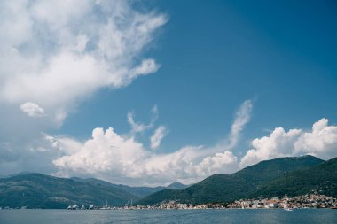 Pahalı yat tatil beldesi Porto Karadağ 'ın arka planında dağlar var