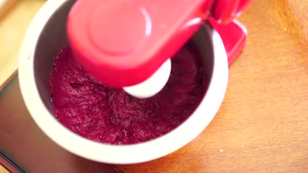 Mixer mixes berry mousse to make marshmallows. Top view — Stockvideo