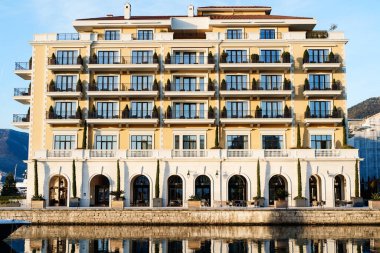 Porto 'da parlak güneş ışığında bir otel naibi. Karadağ