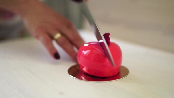 Pastry chef cuts a mousse apple-shaped cake with icing — Stockvideo