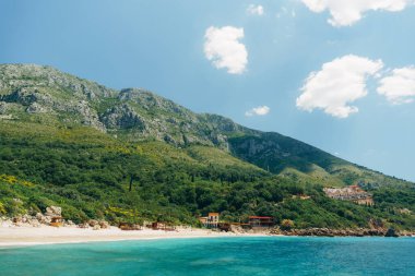 Denizden Drobni Pijesak plajına, dağın yakınına bak.